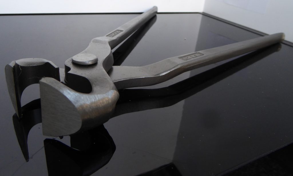 Diamond hoof nippers