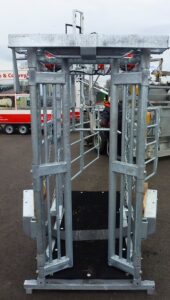 Electric hoof trimming crush