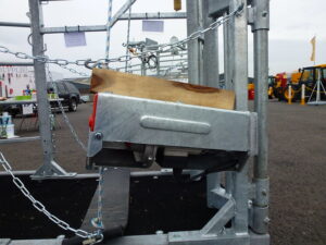 Electric hoof trimming crush