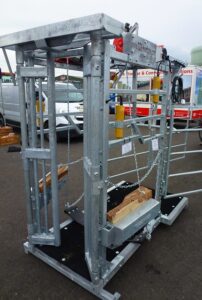 Electric hoof trimming crush