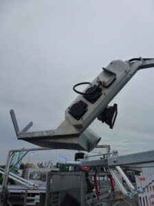 Electric hoof trimming crush