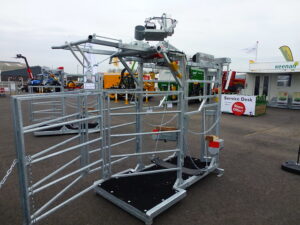 Electric hoof trimming crush