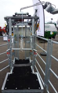 Electric hoof trimming crush