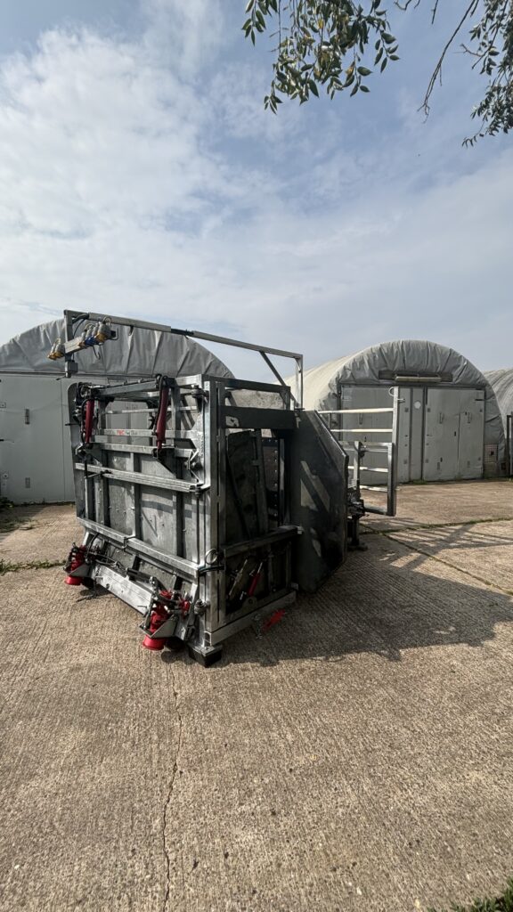Hydraulic roll over hoof trimming crush - Image 6