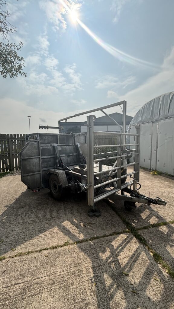 Hydraulic roll over hoof trimming crush - Image 4