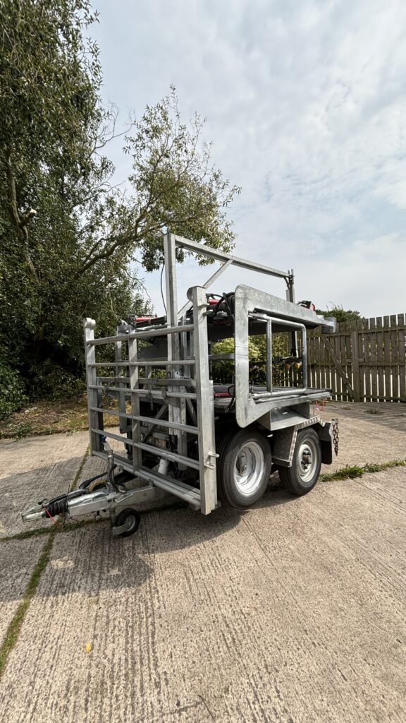 Hydraulic roll over hoof trimming crush