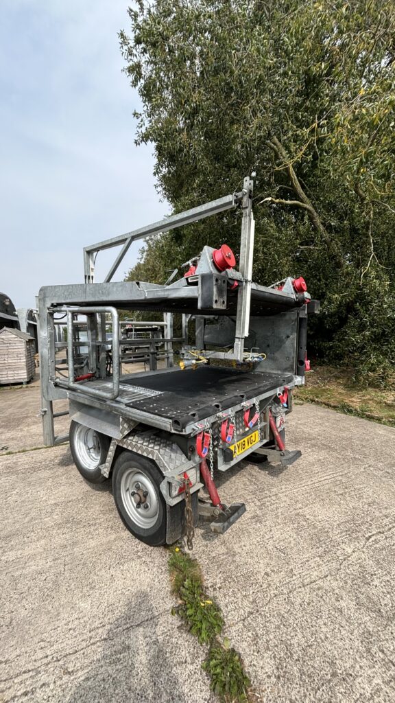 Hydraulic roll over hoof trimming crush - Image 8